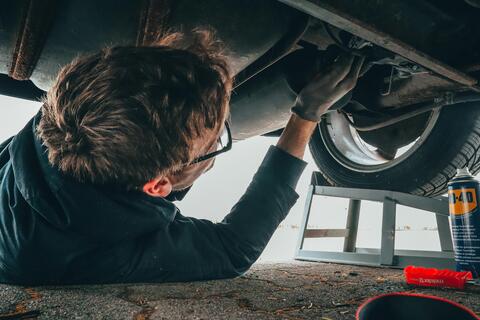 Profesionální mechanik pracující na vozidle